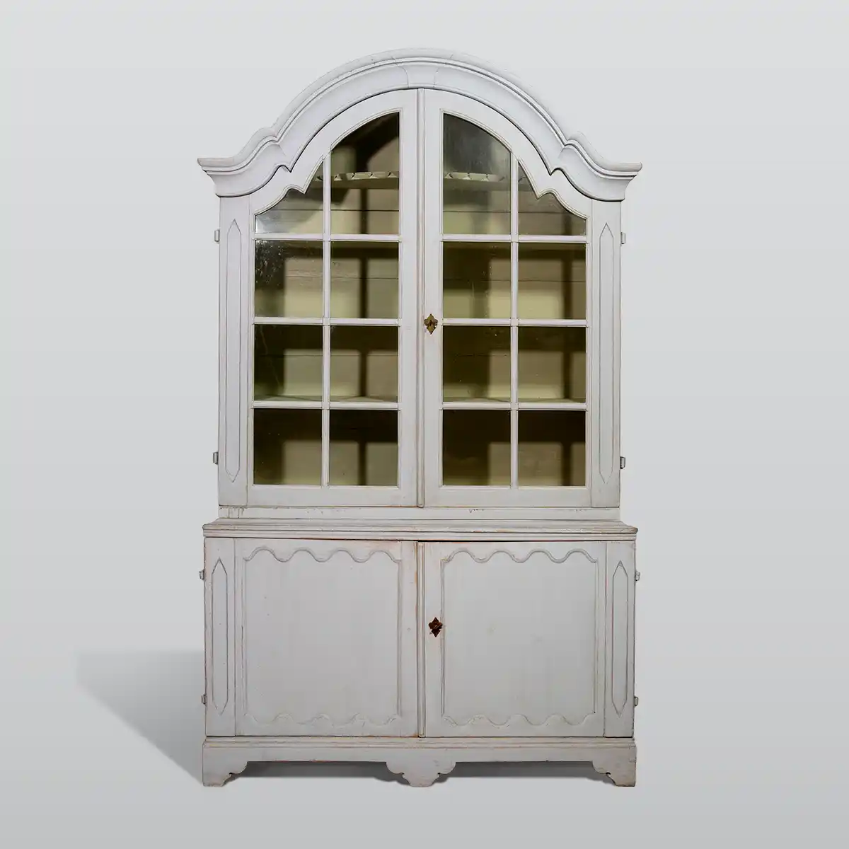 kaksiosainen-rokokoo-lasivitriinikaappi Kaksiosainen rokokoo-vitriinikaappi vuodelta 1840