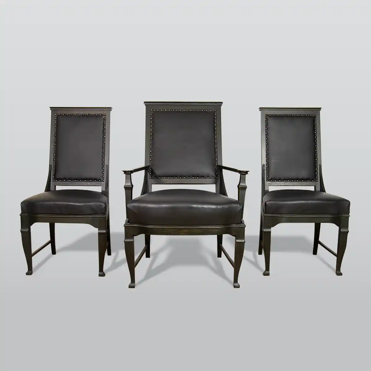 kolme-tammituolia-1900-luvun-alku Kolme nahkaverhoiltua tammituolia, 1900-luvun alku