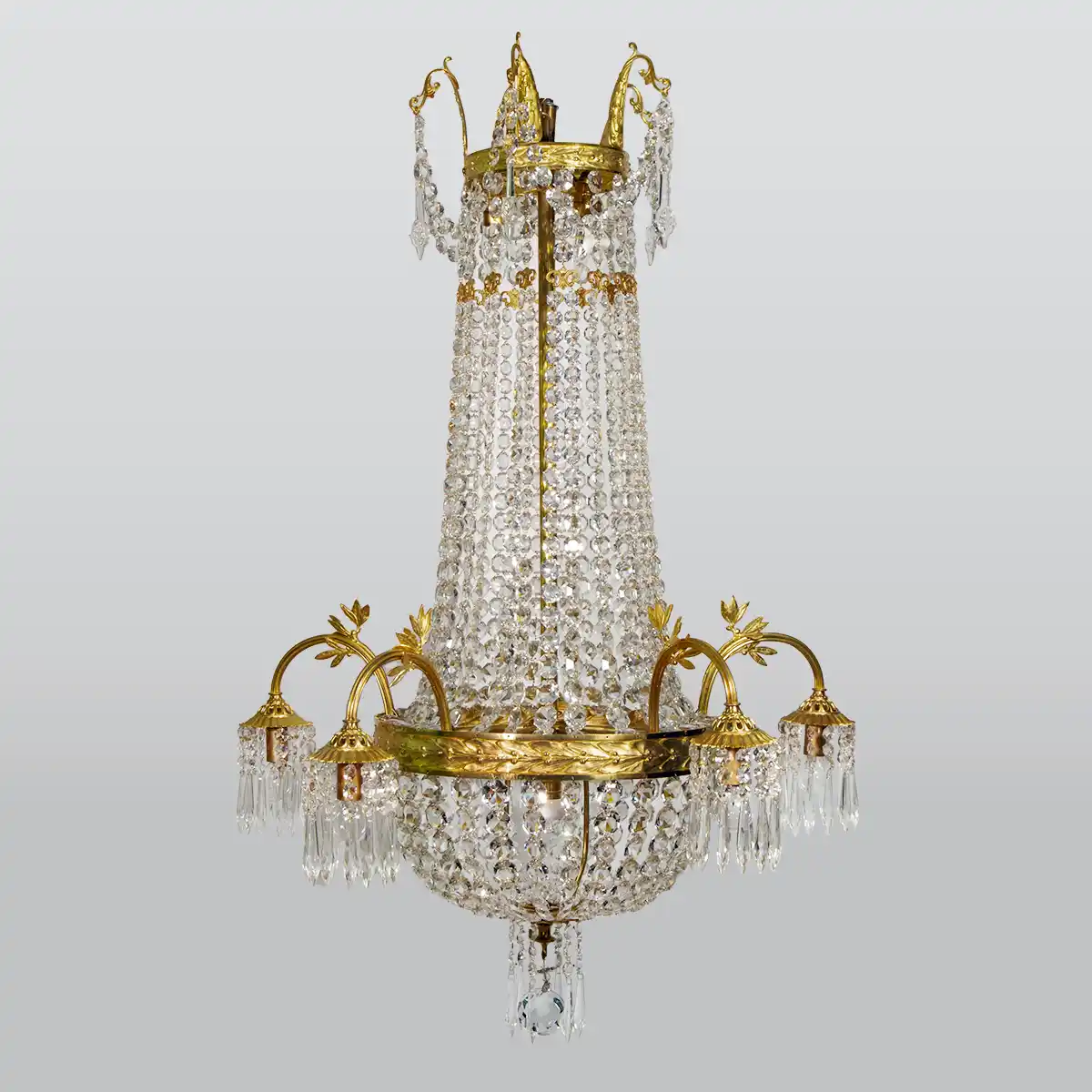 kristallikruunu-1800-luvulta Kristallilruunu, kullattua messinkiä, 1800-luvun toinen puoli